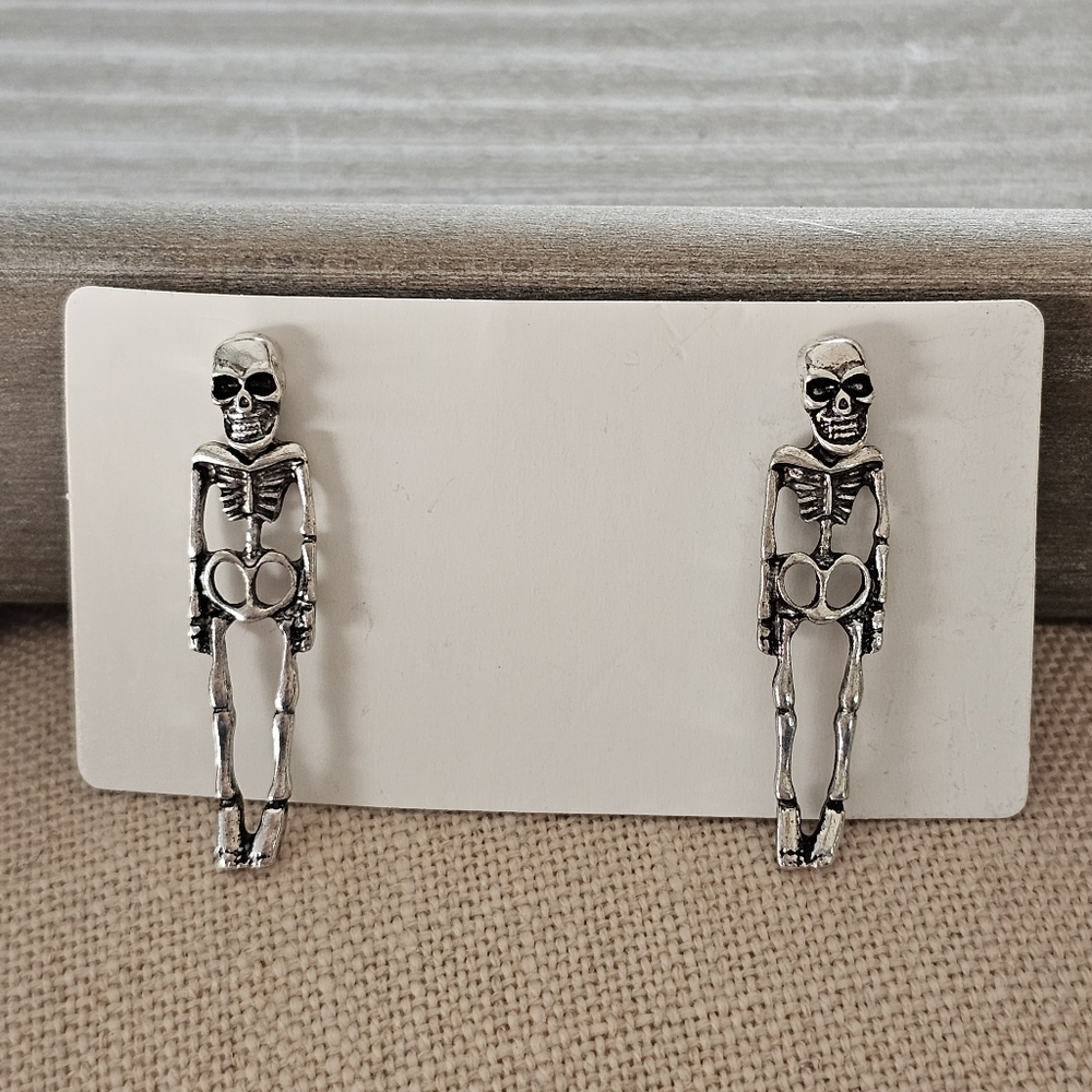 Spooky Full skeleton skull dangle drop earrings in antique silver Halloween